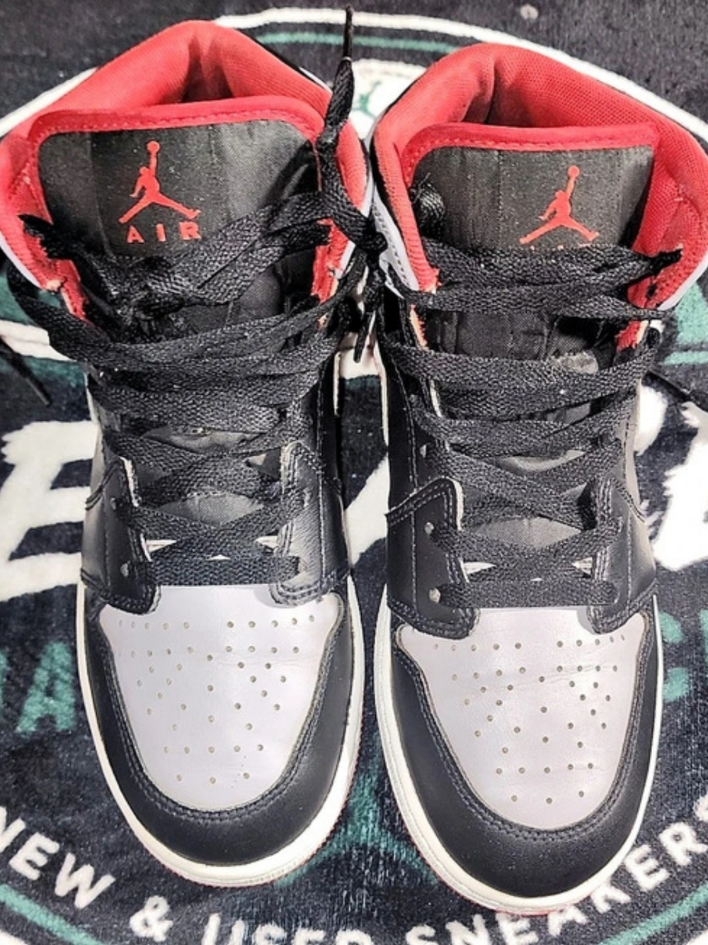 Jordan Air Jordan 1 Mid US 6.5Y Black & Red Like New